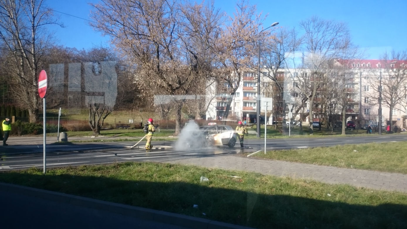 Lublin: POŻAR samochodu na Podzamczu! Auto w płomieniach. DUŻE utrudnienia [ZDJĘCIA]