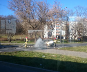 Lublin: POŻAR samochodu na Podzamczu! Auto w płomieniach. DUŻE utrudnienia [ZDJĘCIA]