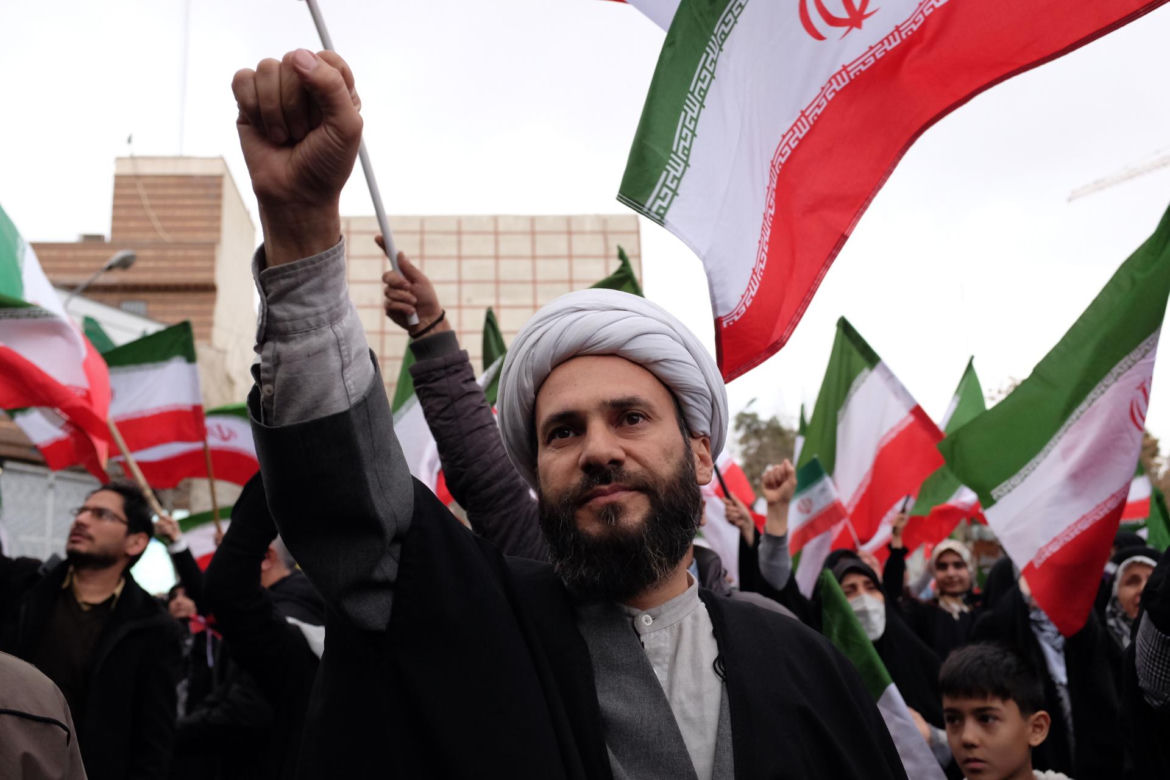 Grupa mężczyzn protestuje w Teheranie przeciwko amerykańsko-izraelskiej inwazji na Iran