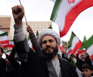 Grupa mężczyzn protestuje w Teheranie przeciwko amerykańsko-izraelskiej inwazji na Iran