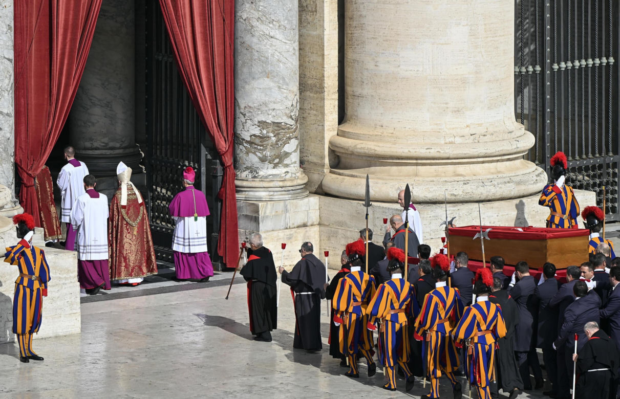 Trumna z ciałem papieża Franciszka przeniesiona w procesji do bazyliki Św. Piotra