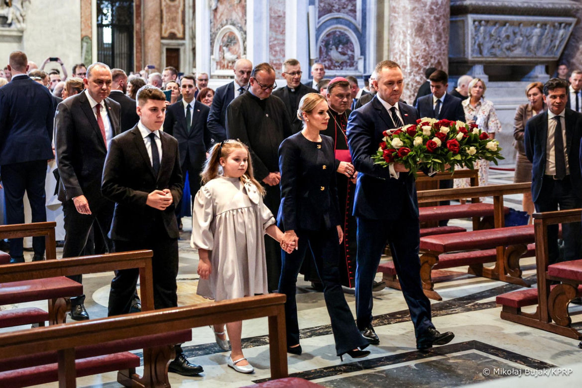Nawroccy przy grobie papieża Polaka