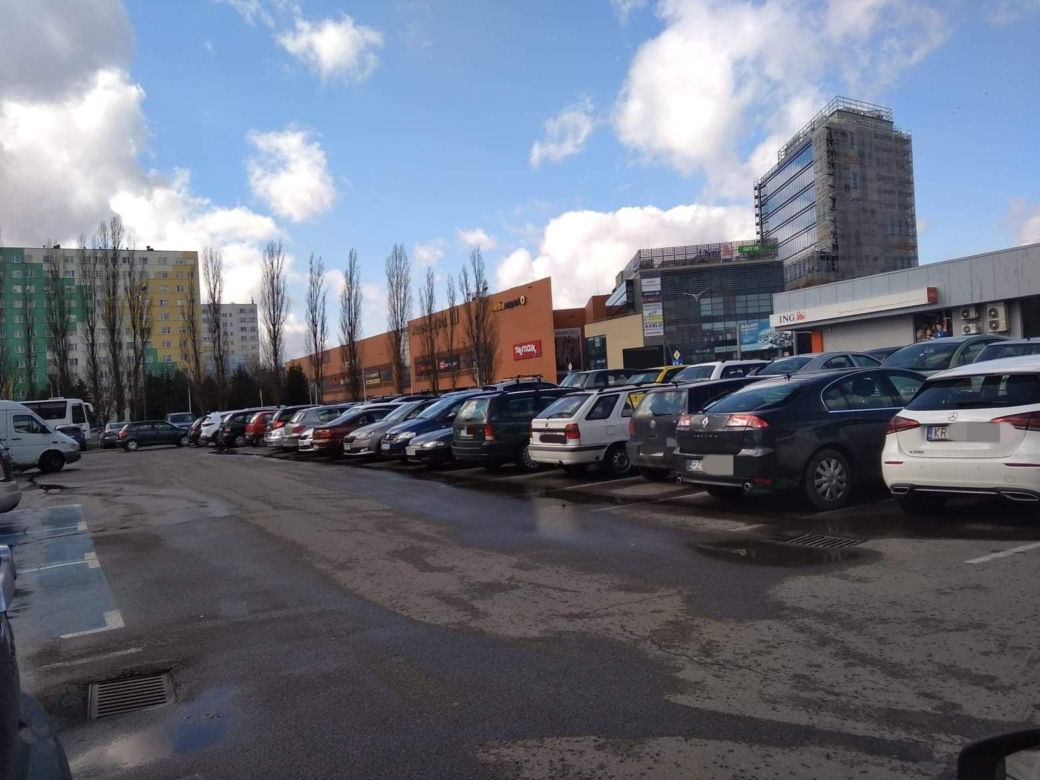 Mieszkańcy Podkarpacia ruszyli do SKLEPÓW!  Tłumy, pełne parkingi, PUSTE PÓŁKI!