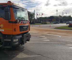 Poważne utrudnienia w centrum Grudziądza. Strażacy usuwają ogromną plamę oleju na ulicy Focha