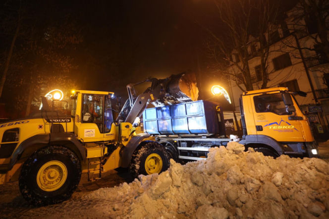 Akcja wywożenia śniegu z Krupówek