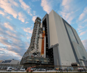 Misja księżycowa. Ogromna rakieta NASA na stanowisku startowym