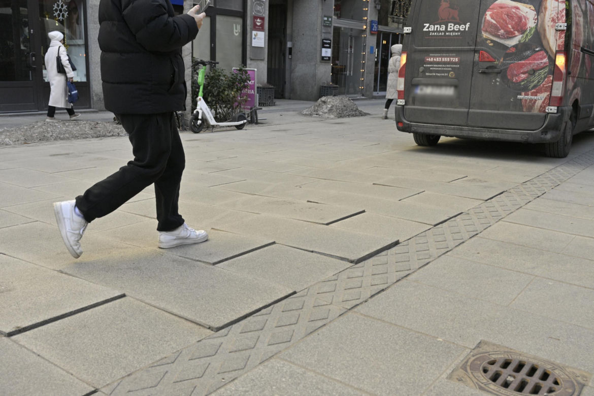 Deptak w centrum Warszawy za miliony w ruinie? Urzędnicy uspokajają, a internauci grzmią!