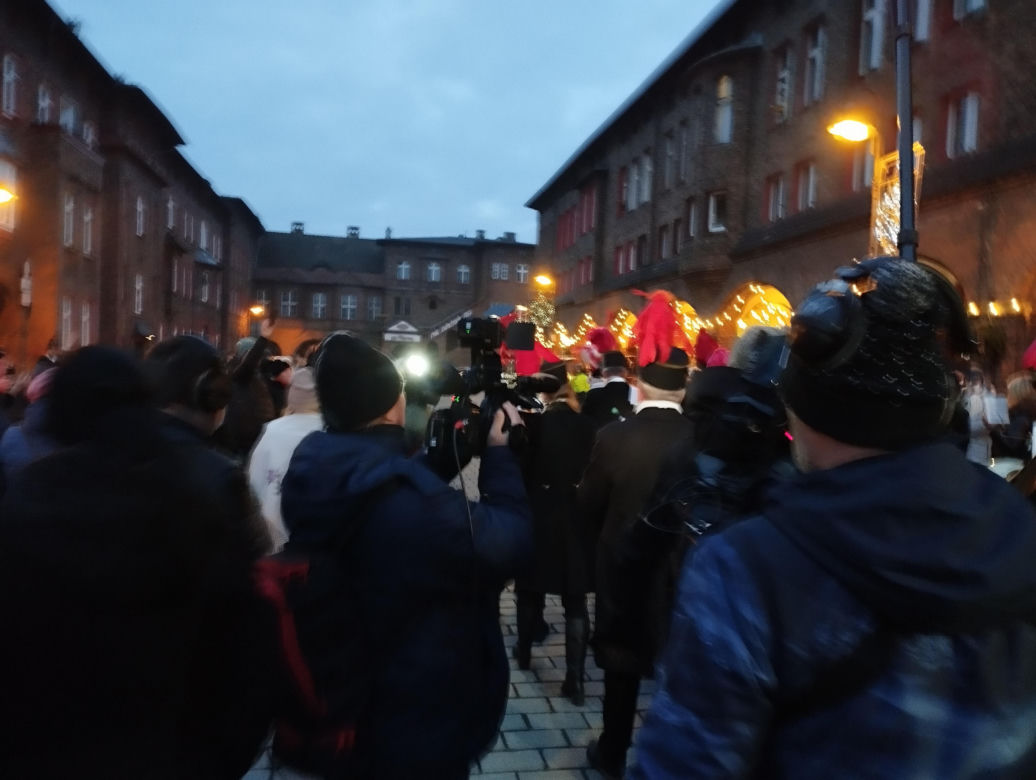 Barbórka 2024. Górnicza orkiestra robi pobudkę na Nikiszowcu