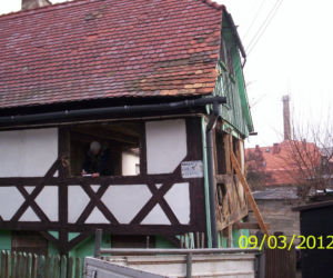 Uratowany dom przysłupowy w Bogatyni - przenosiny znad rzeki na bezpieczne wzgórze