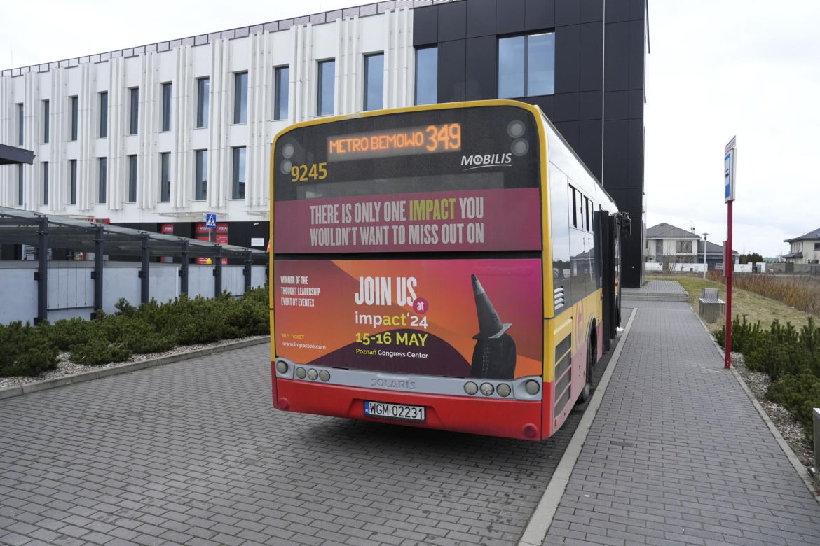 Autobus już może zakręcić. Koniec groteski przed przychodnią na Bemowie