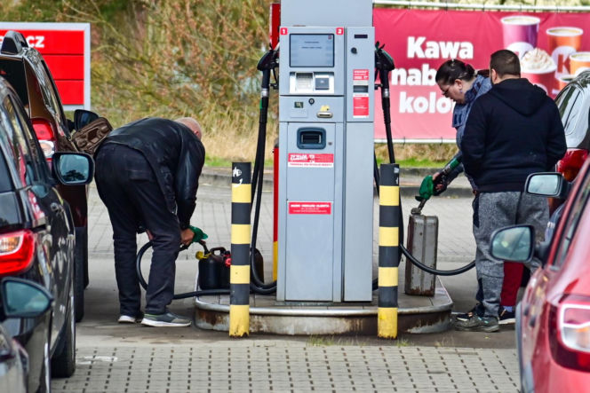 Kolejki niemieckich aut na przygranicznych stacjach paliw
