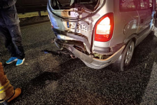 Wielka kraksa na Trasie Łazienkowskiej. Zgasł mu Opel, huknął w niego Renault