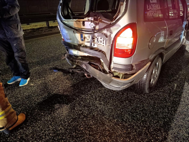 Wielka kraksa na Trasie Łazienkowskiej. Zgasł mu Opel, huknął w niego Renault