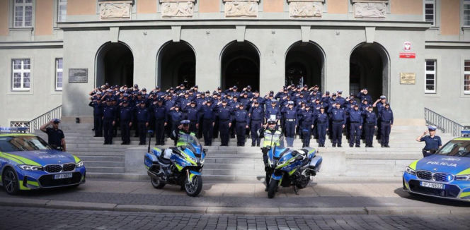 Pogrzeb zastrzelonego policjanta Natana Sieronia. Dźwięk syren było słychać w całej Polsce. Trudno powstrzymać emocje