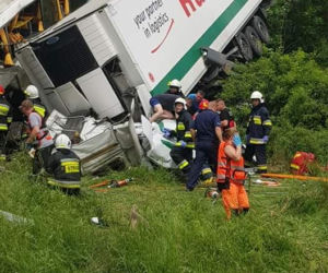 Na Zakopiance autokar zderzył się z ciężarówką. Wśród rannych są dzieci