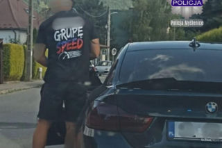 Policja złapała go przez lampy. Nie zgadniesz, jaki miał napis na koszulce