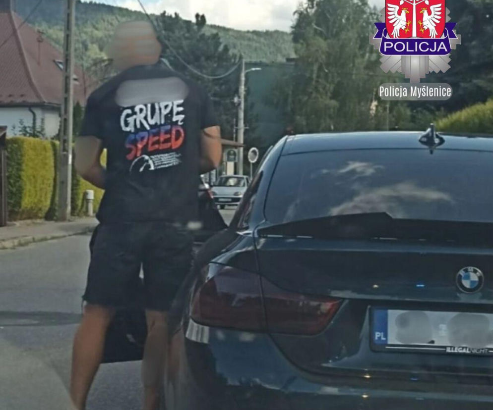 Miał napis o grupie Speed na koszulce. Wpadł przez przyciemniane lampy w BMW