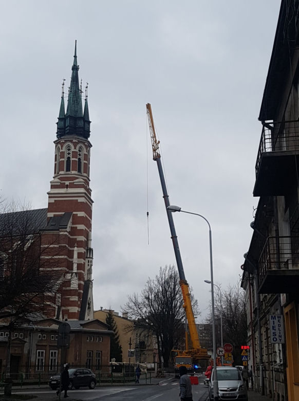 Akcja strażaków z rzeszowskiej Specjalistycznej Grupy Ratownictwa Wysokościowego na 62-metrowej wieży kościoła Salezjanów w Przemyślu