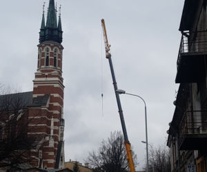 Akcja strażaków z rzeszowskiej Specjalistycznej Grupy Ratownictwa Wysokościowego na 62-metrowej wieży kościoła Salezjanów w Przemyślu