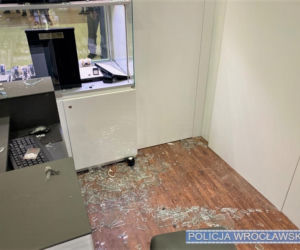 Próbował okraść sklep z zegarkami, ekspedientka zamknęła go w środku
