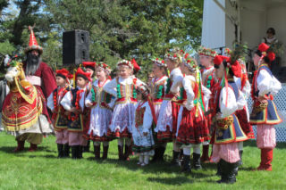 Za sprawą dzieci z Polskiej Szkoły Tańca Maki, polski folklor zawitał na scenę tegorocznego festiwalu. Każdego roku  organizowany przez studentów Rutgers University festiwal przyciąga od 15. do 18. ty