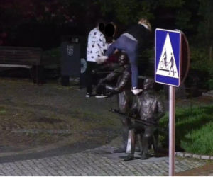 Nocne imprezowanie w Rybniku. Pijana młodzież wspinała się na pomnik, zrywała tulipany i... sikała na budynki [ZDJĘCIA]