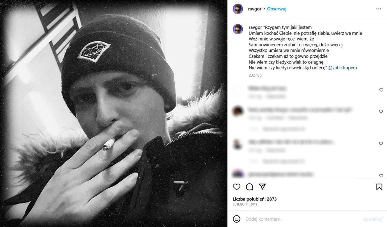 Na grobie Ravgora jest kołdra kwiatów. Youtuber był jednym z pierwszych pranksterów w Polsce. Zginął tragicznie