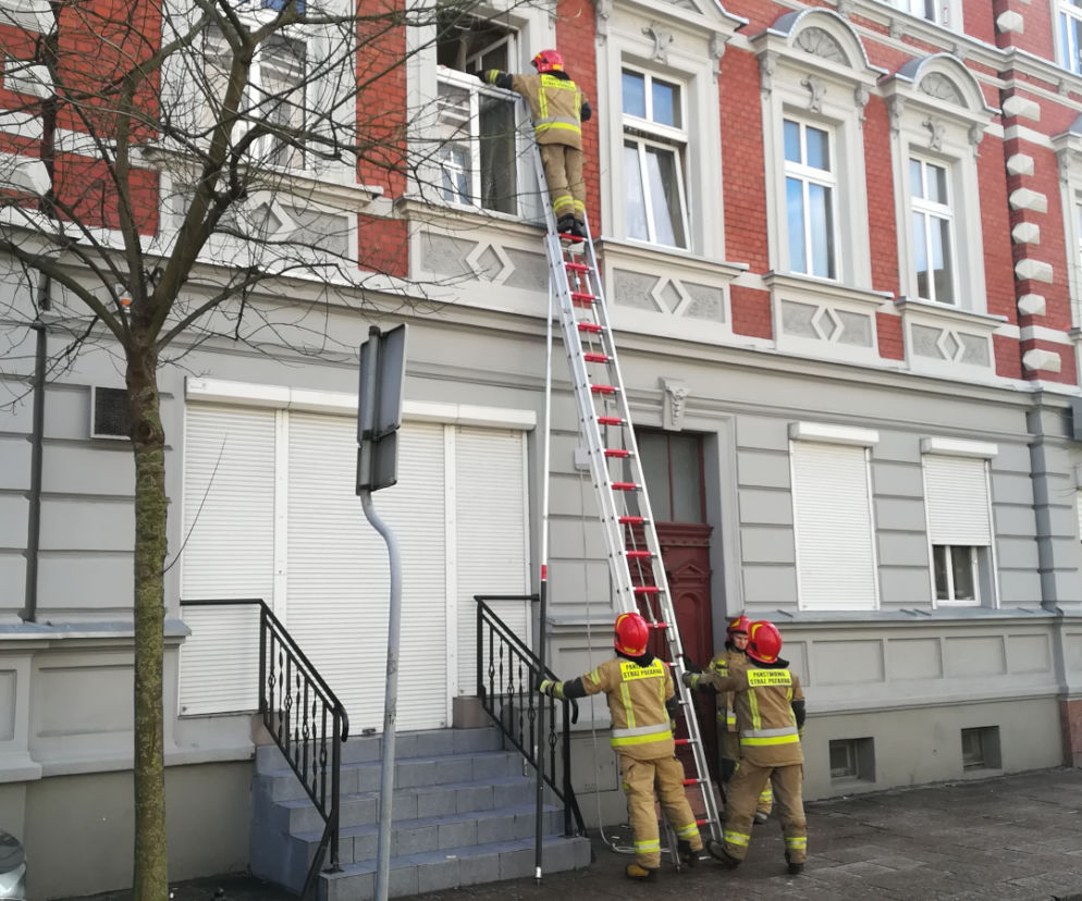 Bydgoszcz. Kobieta z dwójką dzieci była uwięziona w mieszkaniu! Błagała o pomoc [ZDJĘCIA]