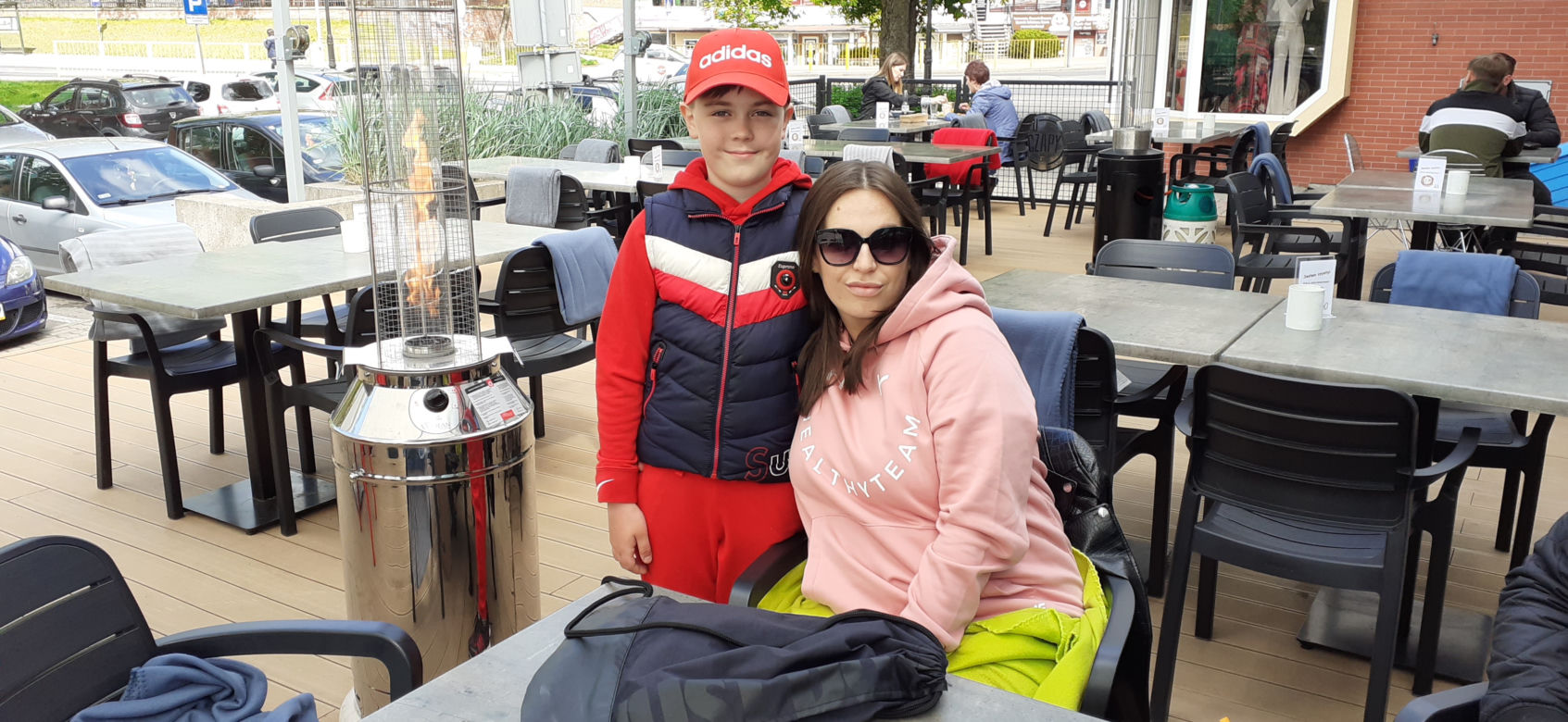Przechodnie w Iławie bez maseczek oraz pierwsi klienci ogródków w restauracjach