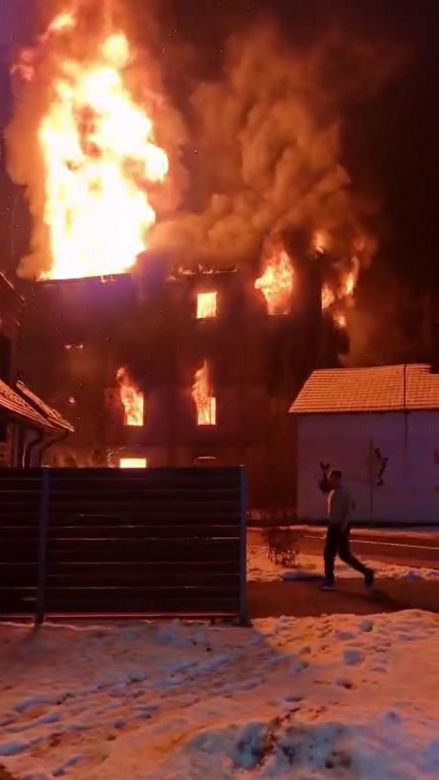 Nowy Sącz. Ogromny pożar starego młyna. Ogień objął kilka kondygnacji [ZDJĘCIA].