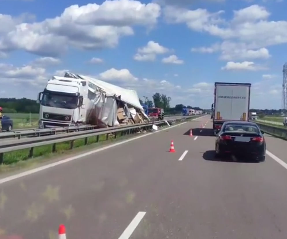 Uwaga kierowcy! Duże utrudnienia na S8! W Rzędzianach ciężarówka uderzyła w barierki
