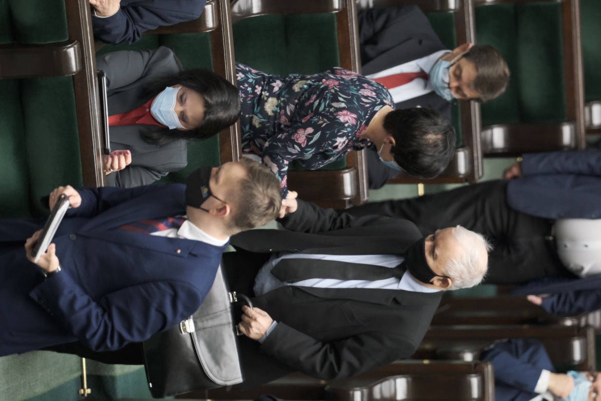 kaczyński w sejmie podpisuje książkę