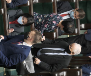kaczyński w sejmie podpisuje książkę
