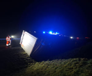 Wypadek na S5 koło Leszna. Ciężarówka z tytoniem wpadła do rowu