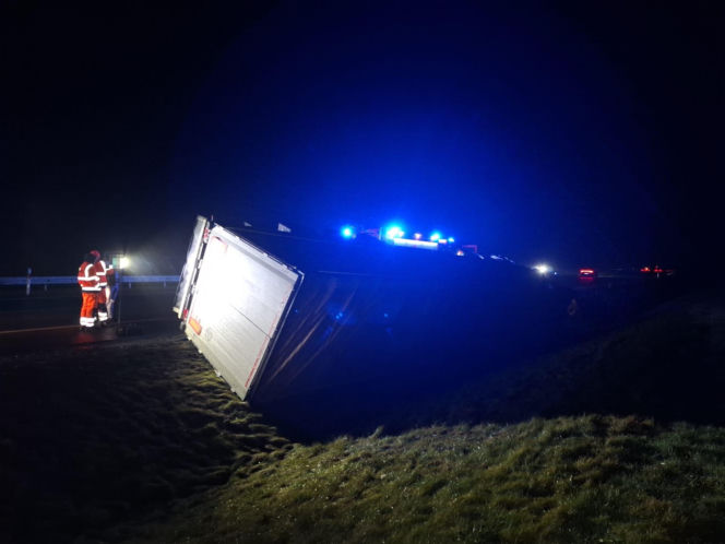 Wypadek na S5 koło Leszna. Ciężarówka z tytoniem wpadła do rowu