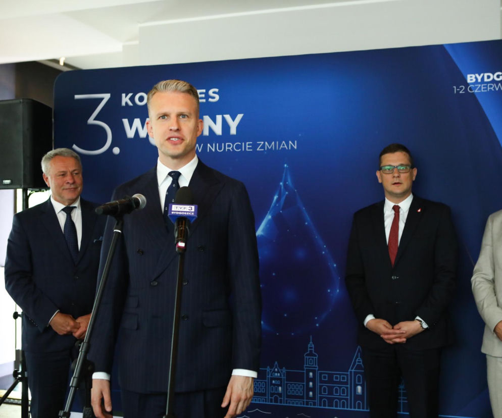 Mateusz Balcerowicz, prezes Wód Polskich, przemawia na 3. Kongresie Wodnym w Bydgoszczy, zwracając uwagę na problem betonowania Polski i retencji wody, o czym można przeczytać na Super Biznes.