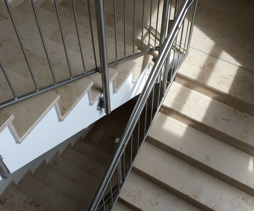 Łódź. 70-latek dźgnął nożem w brzuch wychodzącego od sąsiada kolegę. Stan mężczyzny jest ciężki