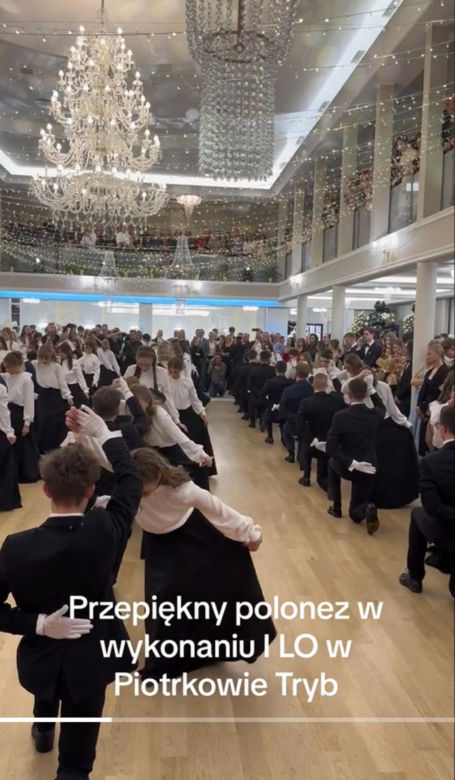 To nagranie ze studniówki zachwyca! Polonez  jak z innych czasów.  Białe bluzki, czarne spódnice