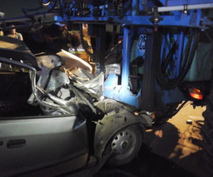 Skoda zmiażdżona pod ciągnikiem. Kierowca osobówki nie przeżył [ZDJĘCIA]