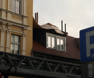 Wiatr zerwał elewację kamienicy przy ul. Pomorskiej w Bydgoszczy