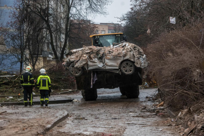 Akcja poszukiwawczo-ratownicza w miejscu uderzenia rosyjskiej rakiety manewrującej w wielopiętrowy budynek mieszkalny w Tarnopolu