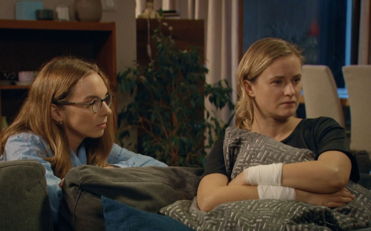 M jak miłość, odcinek 1716: Julia (Marta Chodorowska), Sylwia (Hanna Turnau)