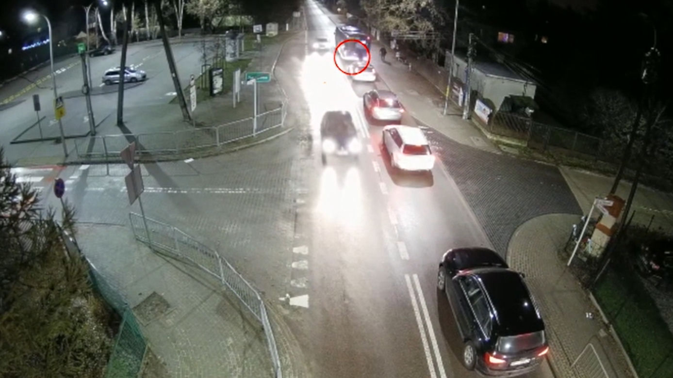 Chłopiec wbiegł zza autobusu prosto pod samochód. Dramatyczne nagranie z Piaseczna