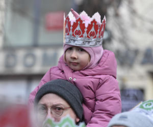 Orszak Trzech Króli 2026 w Toruniu. Zdjęcia z samego serca starówki