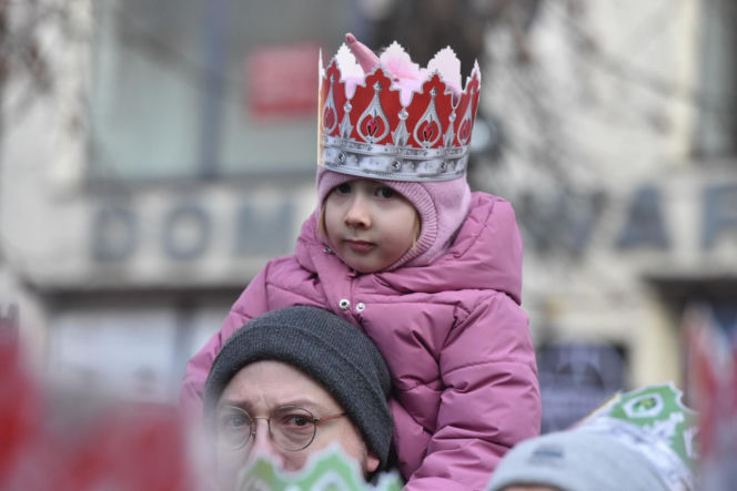 Orszak Trzech Króli 2026 w Toruniu. Zdjęcia z samego serca starówki