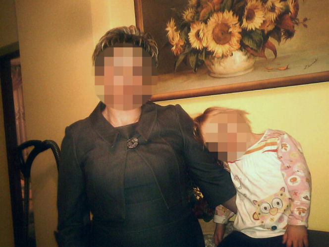 Drzwi obory przygniotły 3-letnią Oleńkę. Wgniotły dziewczynkę w mokrą ziemię