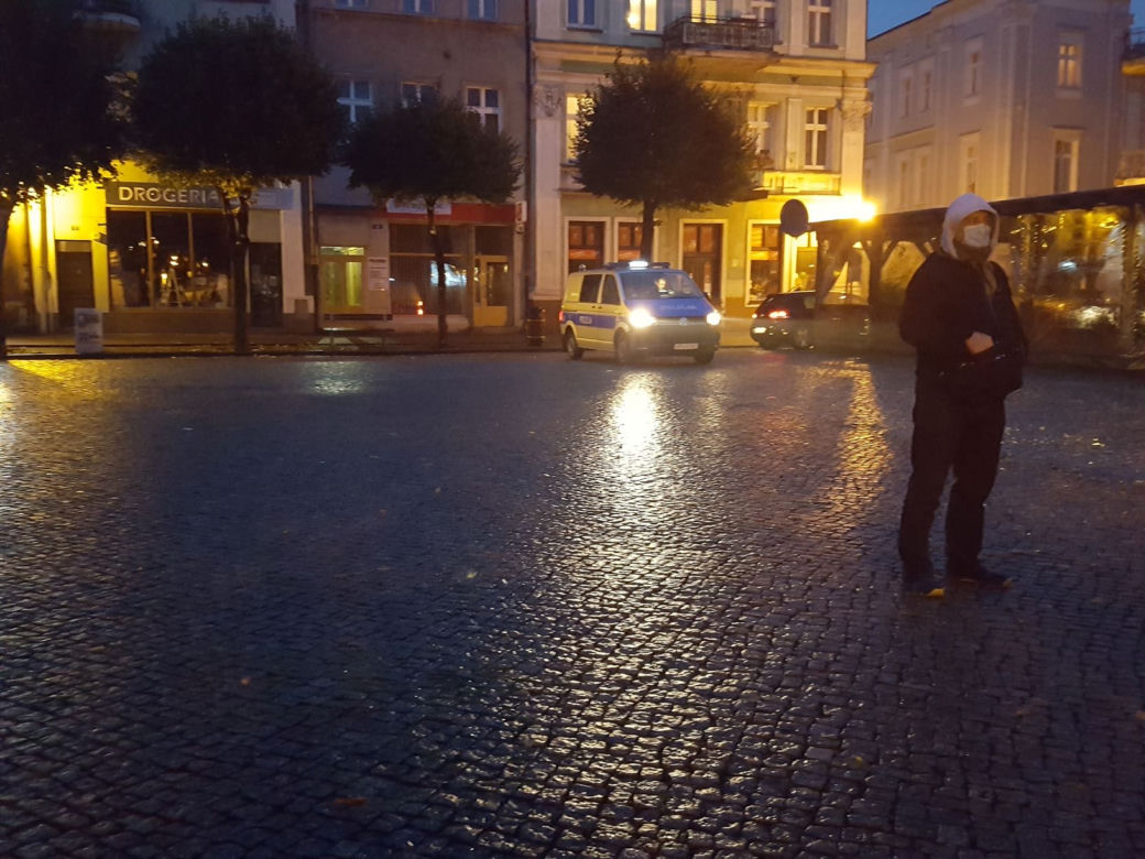 Znicze, wieszaki, transparenty. Protest "Piekło kobiet" w Lesznie