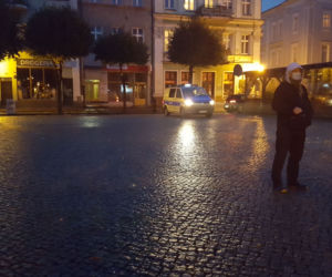 Znicze, wieszaki, transparenty. Protest Piekło kobiet w Lesznie