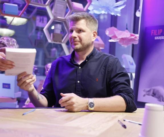 Filip Chajzer przyłapany z dużo młodszą kobietą. Jest komentarz prezentera