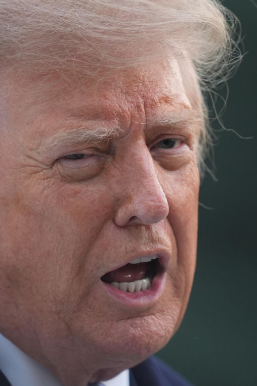 Przywódca Chin przyleciał do USA. Też przeszedł po czerwonym dywanie
